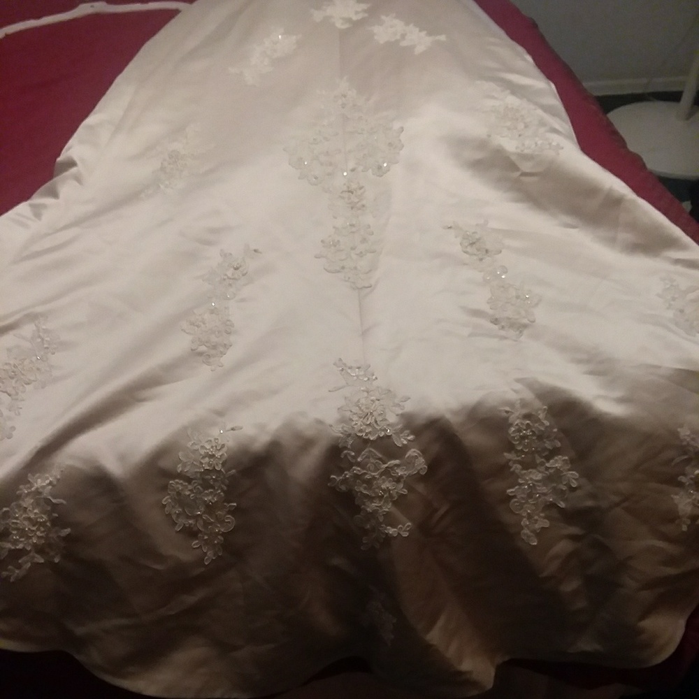 New wedding dress - Picture 3 of 10